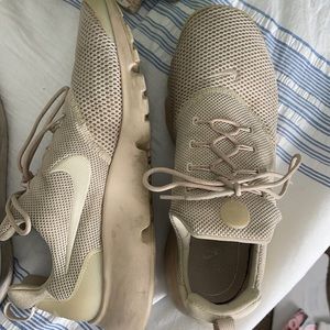 Nike tan tennis shoes